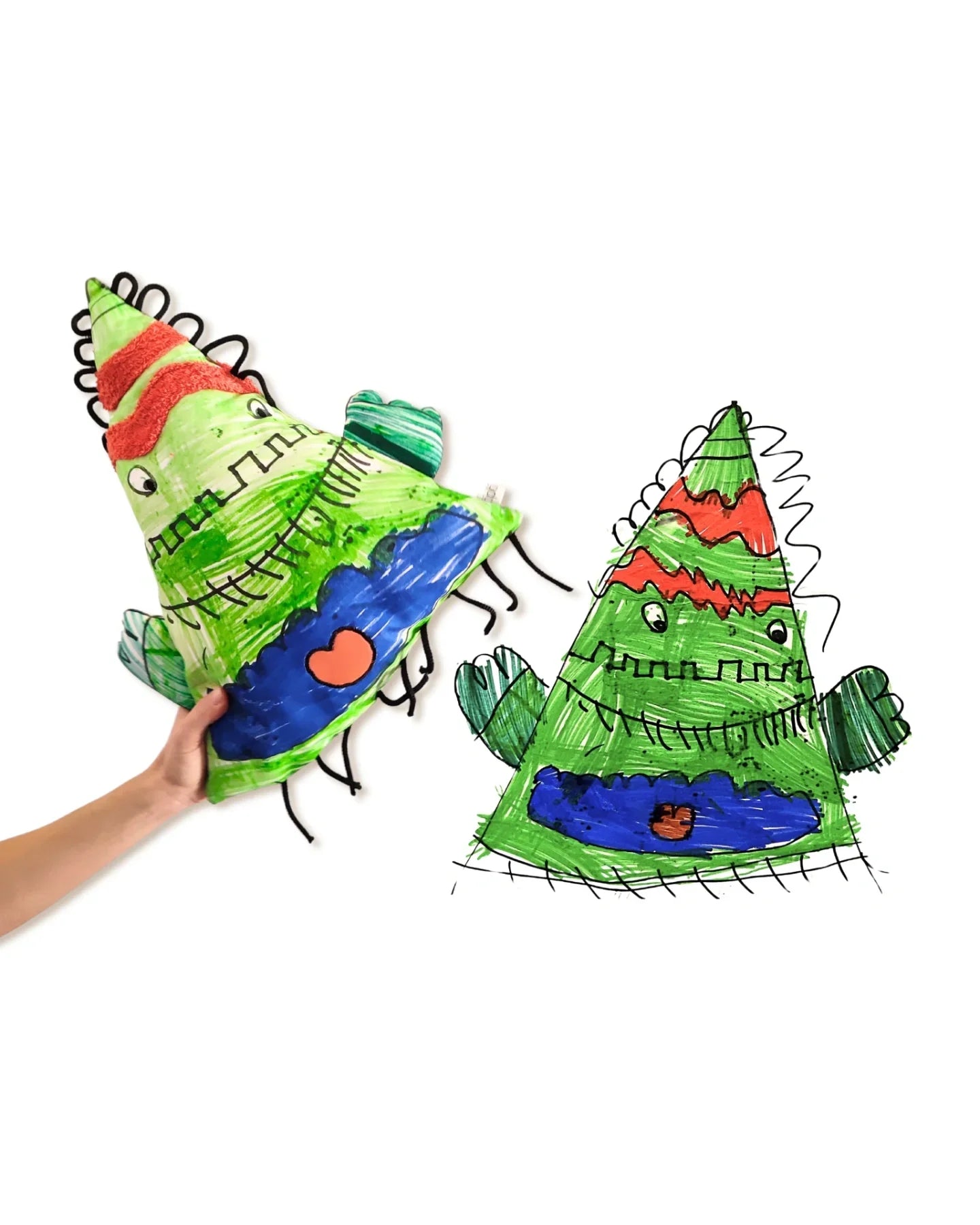 il disegno di un bambino trasformato in pupazzo. il soggetto raffigura un triangolo verde che fa ginnastica. presenta braccia, occhi e una fascia per il sudore. realizzato inizialmente con pennarelli su carta, trasferito poi tramite stampa digitale su tessuto in twill di cotone. il confronto tra immagine originale e pupazzo evidenzia la fedeltà della trasformazione.