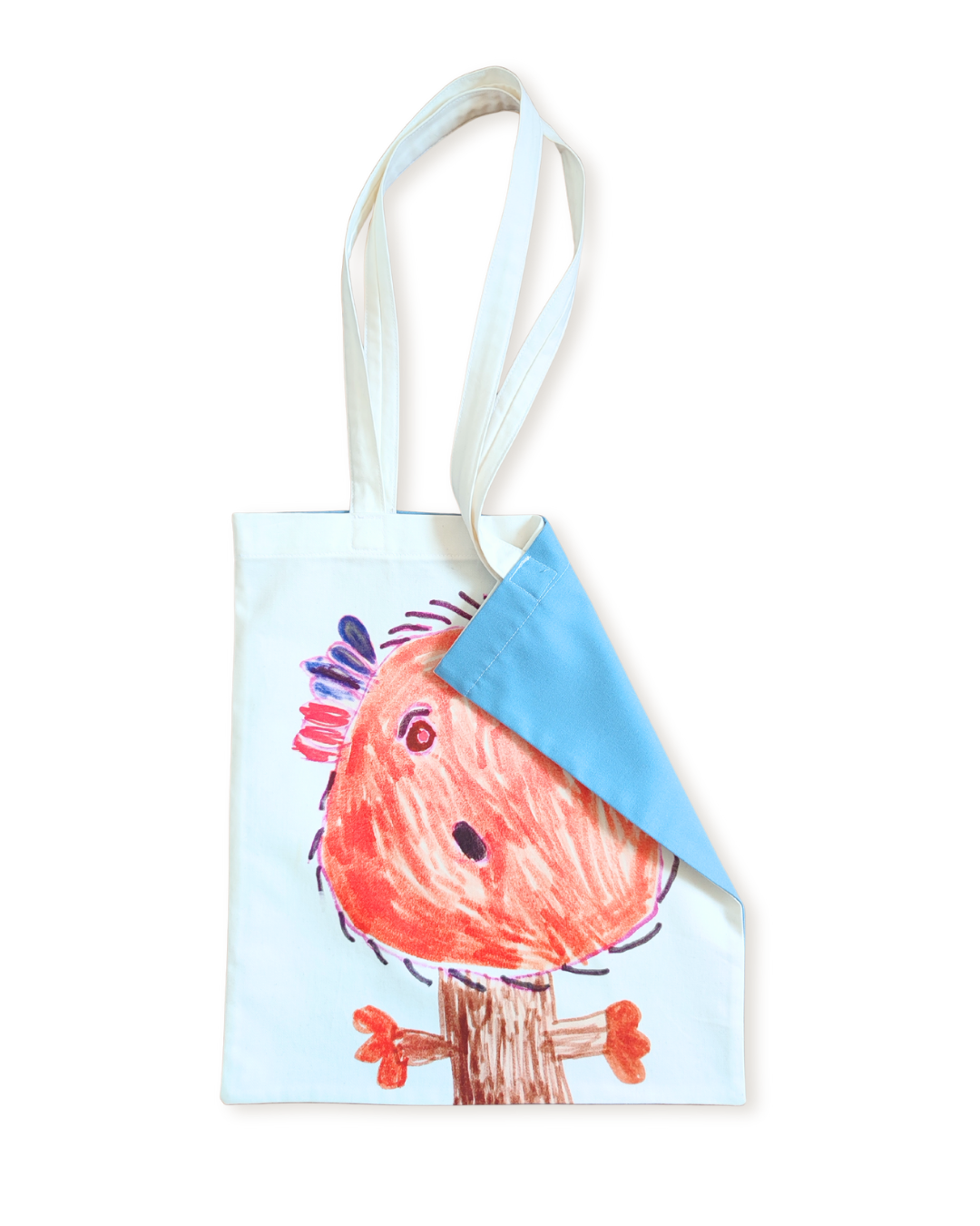 fronte e retro della tote bag. davanti presenta il disegno di un bambino, colorato su sfondo bianco, mentre dietro è monocromo azzurro con tessuti di recupero.