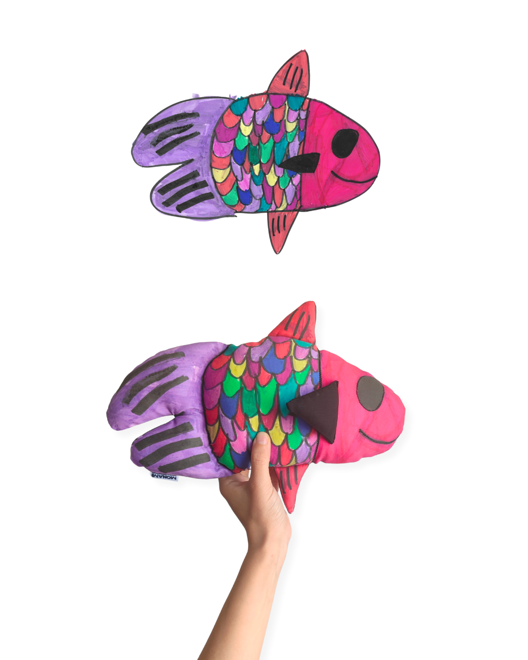 il disegno di un bambino raffigurante un coloratissimo pesce è stato trasformato in pupazzo. l'immagine mostra il confronto tra il disegno originale e il pupazzo chiamato "monamì"
