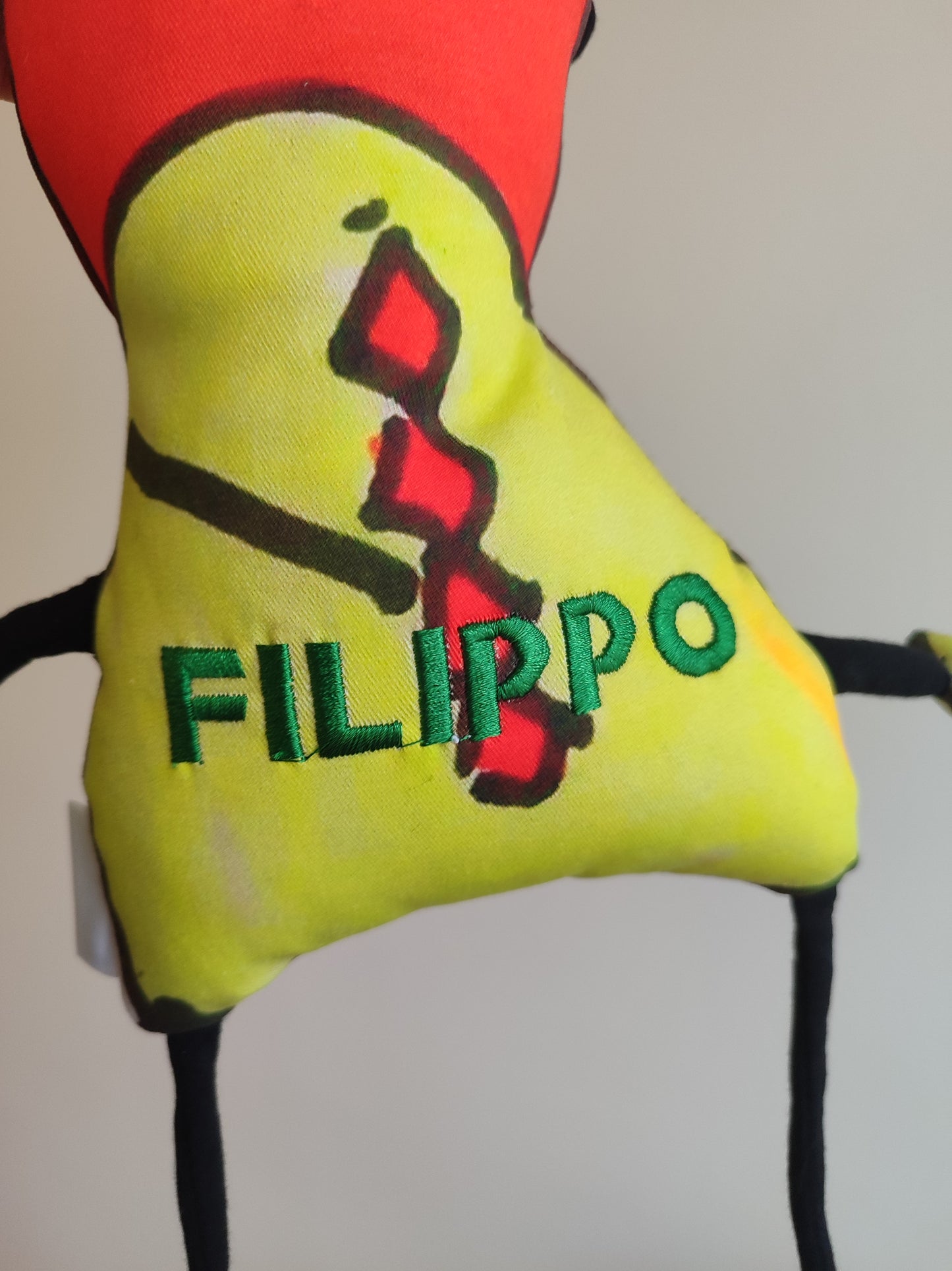 il ricamo personalizzato del nome Filippo realizzato sul retro di un pupazzo monamì