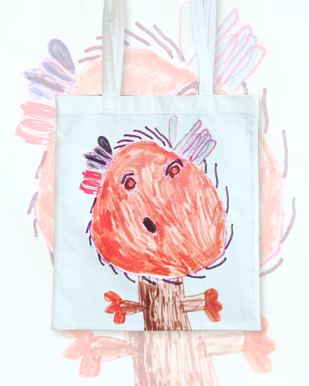 una tote bag con impresso il disegno di un bambino realizzato con i pennarelli colorati